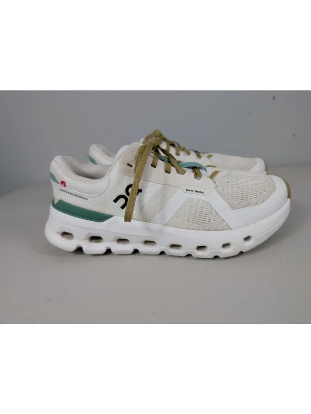 On cloud cloud runner2 undyed green, white running shoes women's size 9.5